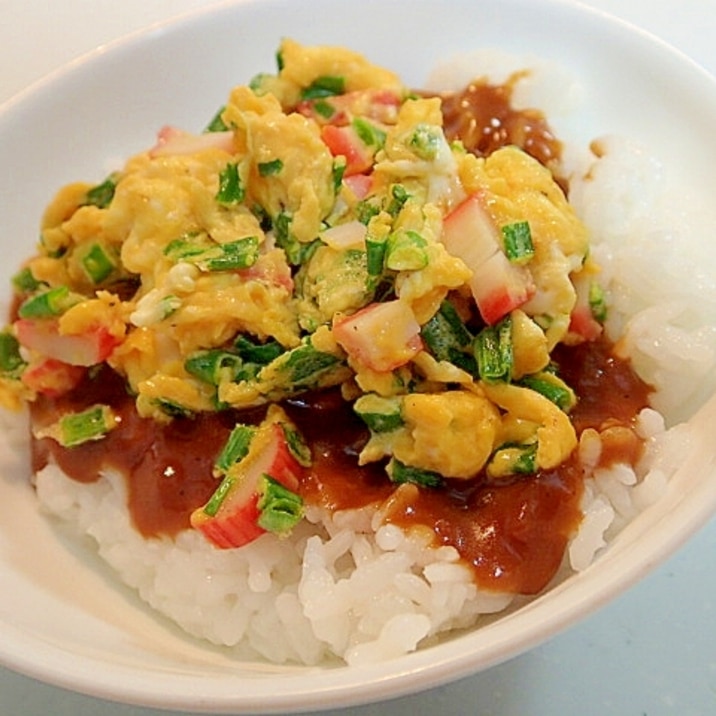 白い器に盛りつけられた炒り卵のレトルトカレー丼